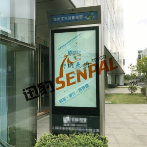上海公交站立式廣告機應用